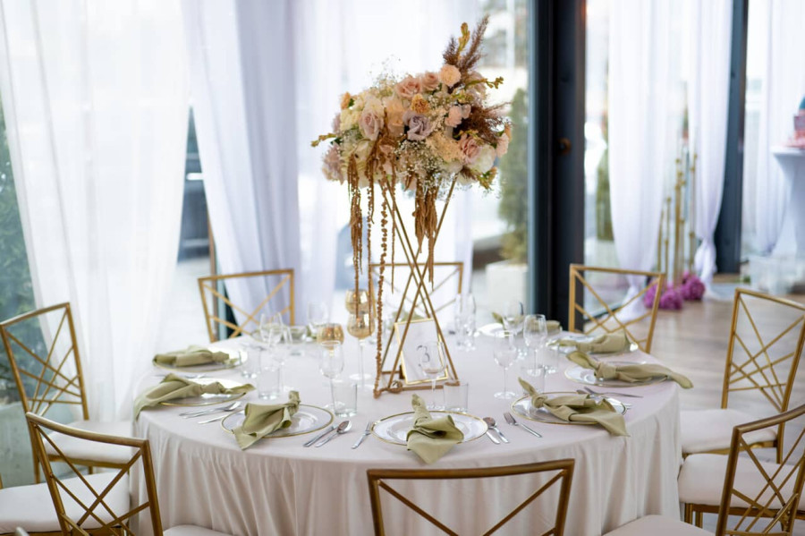 zastawiony stół weselny