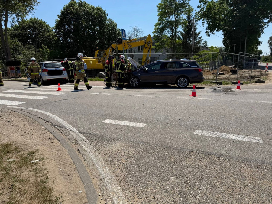 Skrzeszew: Kolizja trzech osobówek na DW631. Fot. KP PSP Legionowo