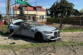 W Jabłonnie BMW skasowało dwa betonowe słupy-2400
