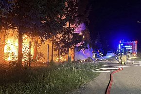 Pożar w Łajskach. Spłonęła przyczepa kempingowa-2416