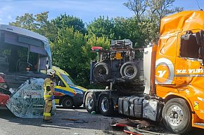 Zegrze: Zderzenie autobusu z samochodem ciężarowym-2427