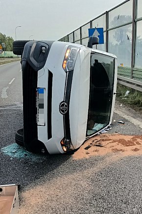 Wypadek na obwodnicy Jabłonny. Bus przewrócił się-2480