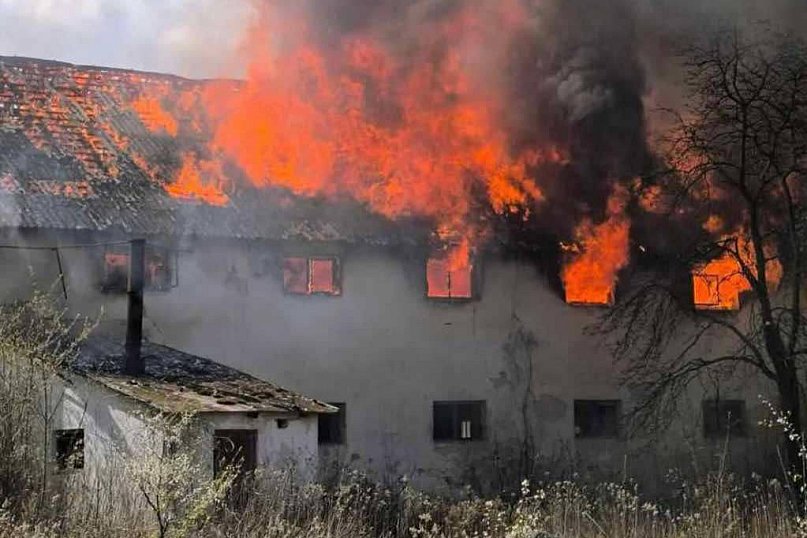 Pożar na terenie byłego PGR-u w Jabłonnie