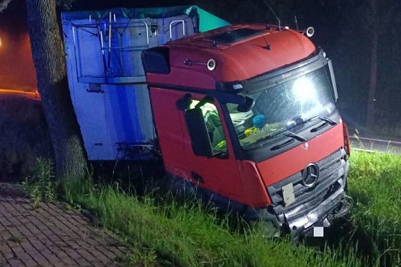 Gmina Serock: Na DK62 toyota wjechała pod tira