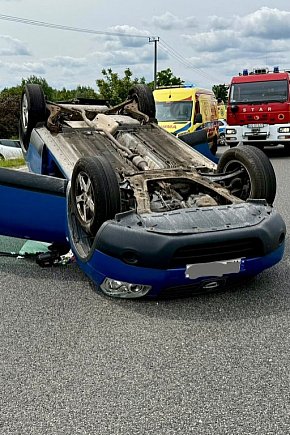 Stasi Las: Nissan na dachu po kolizji z renault-2634