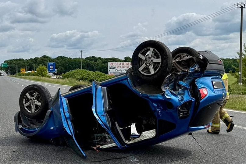 Stasi Las: Nissan na dachu po kolizji z renault