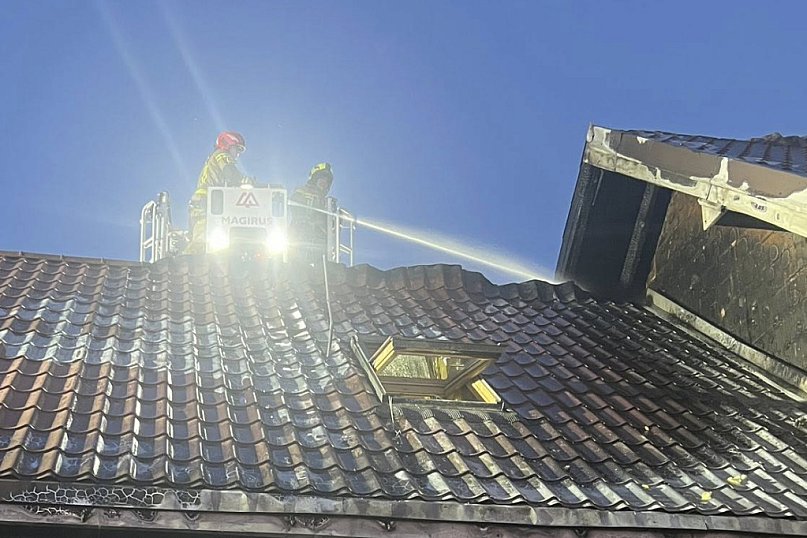 Jabłonna: Pożar auta, ogień przeniósł się na dom