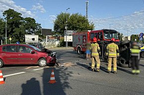 Legionowo: Zderzenie przy targowisku. Auto na boku-2649
