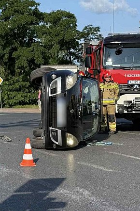 Legionowo: Zderzenie przy targowisku. Auto na boku-2649