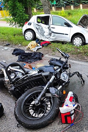 Zderzenie motocykla z osobówką w Górze-2651