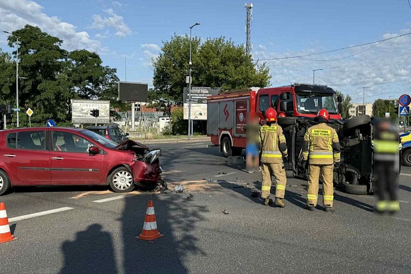 Legionowo: Zderzenie przy targowisku. Auto na boku