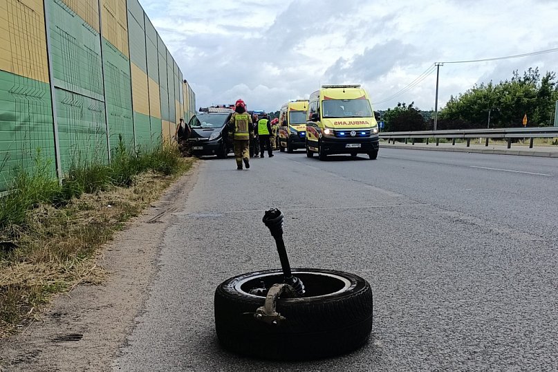 Kolizja na DK61. Nissan uderzył w audi, z auta...