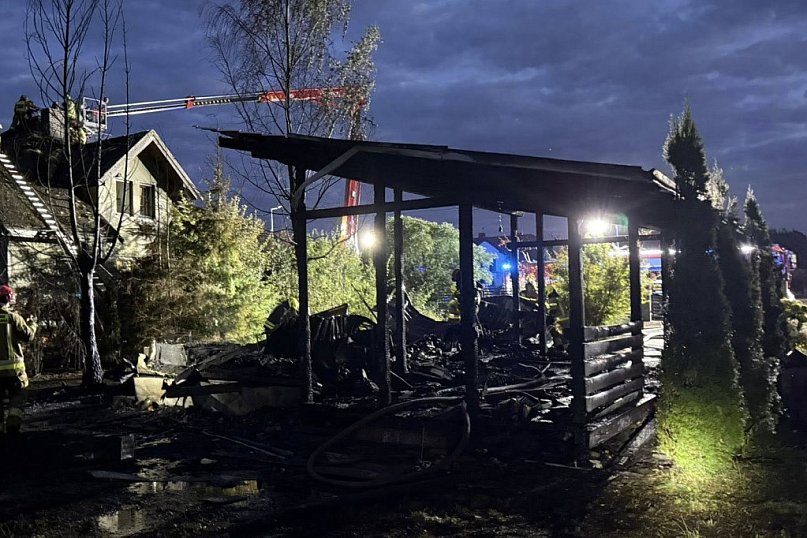Serock: Pożar strawił domek i poddasze domu