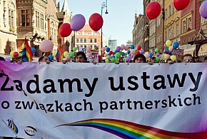 Prawie dwie trzecie Polaków chce wprowadzenia związków partnerskich-128257