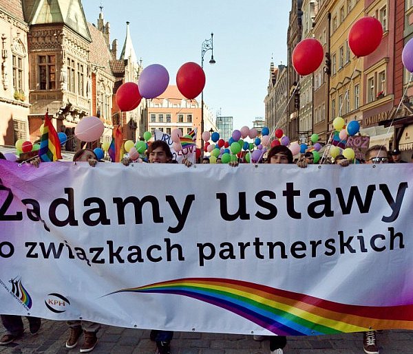 Prawie dwie trzecie Polaków chce wprowadzenia związków partnerskich-128257