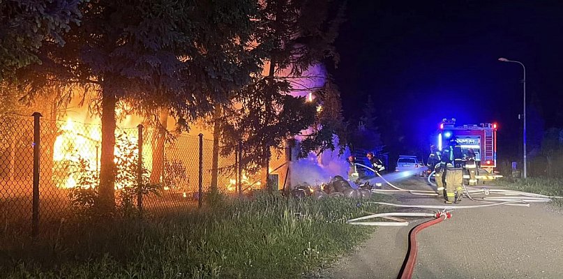 Duży pożar w Łajskach. Przyczepa kempingowa spłonęła doszczętnie - 128494