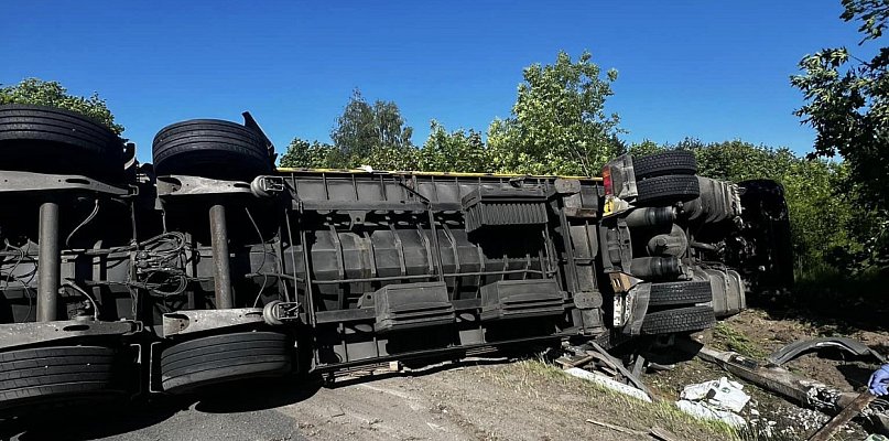 Karolino: Zderzenie ciężarówki z osobówką. Trzy osoby w szpitalu [AKTUAL... - 128723