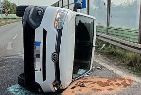 Wypadek na obwodnicy Jabłonny. Po zderzeniu bus przewrócił się na bok-131940