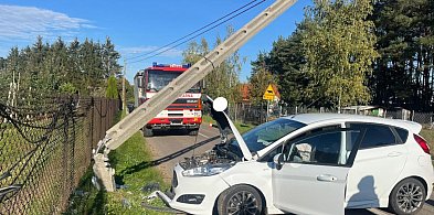 Stanisławowo: Ford uderzył w słup energetyczny. Jedna osoba w szpitalu-132368