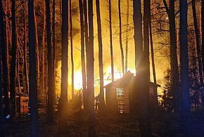 Skubianka: Pożar domku letniskowego. Na miejscu 13 zastępów straży pożarnej-133304