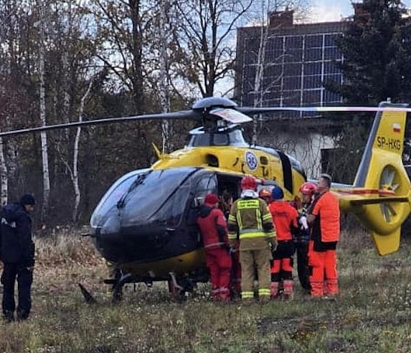 Chotomów: Wypadek na budowie. Mężczyznę do szpitala zabrał śmigłowiec LPR-133309