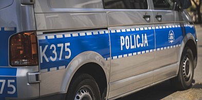 Jabłonna: Z widłami na policjantów. Padły strzały, napastnik został ranny-134469