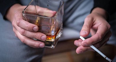 Złe nawyki zostawiają ślad już po trzydziestce. Nowe badanie pokazuje...-137225