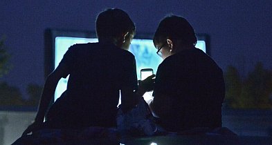 Częste korzystanie ze smartfonów w obecności dzieci może zaburzać ich ro...-137598