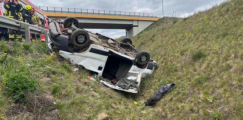 Karolino: Kolizja na DK61. Bus wjechał do rowu. Kierowca w szpitalu - 137620