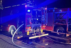 Skrzeszew: Na Nasielskiej auto uderzyło w drzewo. Wybuchł pożar-138143