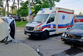 Legionowo: Toyota na boku po zderzeniu z mercedesem-138290