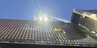 Duży pożar w Jabłonnie. Najpierw zapaliło się hybrydowe auto, potem dom-138527