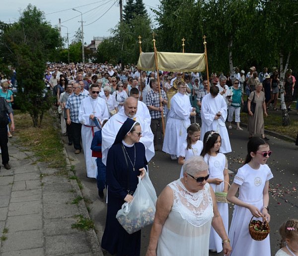 Nie wszyscy o tym wiedzą. Czy udział w procesji Bożego Ciała to obowiązek?-138671