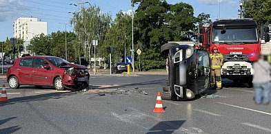 Legionowo: Przy targowisku zderzyły się dwie osobówki. Jedno z aut przew...-138695
