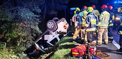 Wólka Radzymińska: Dacia dachowała na DW631. Jedna osoba w szpitalu-139124