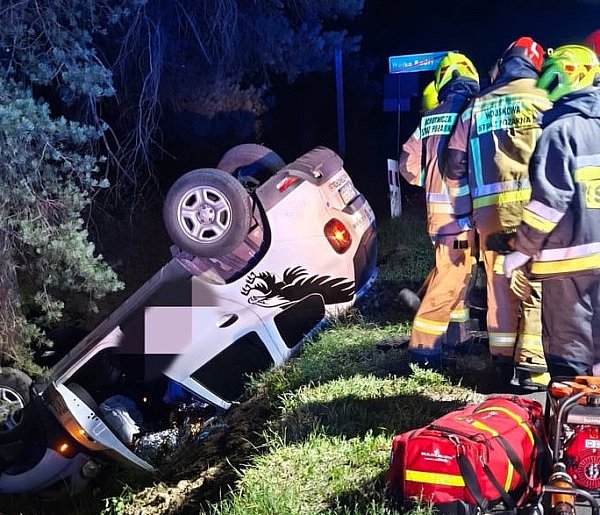 Wólka Radzymińska: Dacia dachowała na DW631. Jedna osoba w szpitalu-139124