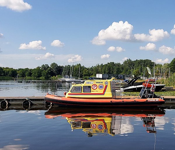 Na Jeziorze Zegrzyńskim przewrócił się katamaran. Na pokładzie były 2 osoby-139581