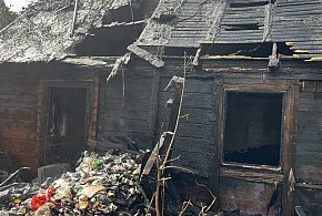 Ogień przy ul. Wiślanej w Jabłonnie. Palił się drewniany pustostan-139863