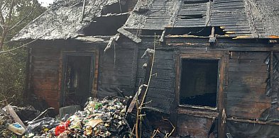 Ogień przy ul. Wiślanej w Jabłonnie. Palił się drewniany pustostan-139863