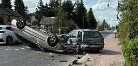 Nieporęt: Uderzył w zaparkowanego fiata i dachował
