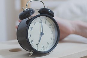 Kiedy cofamy zegarki? Tym razem zimowy czas przyjdzie prędzej-140589