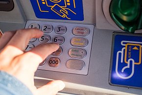 Z kont znikały pieniądze. Policja i bank badają ogólnopolski incydent-141970