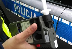 Góra: Uciekał przed policją, zatrzymał się na drzewie. Miał 3 promile i...-141977