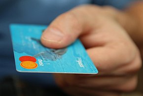 Fiskus skontroluje płatności kartą Polaków? Resort zabiera głos-142578
