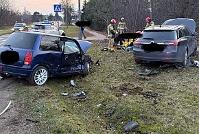Łajski: Zderzenie dwóch aut na Kościelnej. Dwie osoby w szpitalu-142586