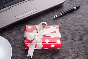 Świąteczna paczka może stać się problemem. Skarbówka patrzy z ukrycia-142817