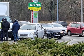 Trzy auta zderzyły się na wjeździe na obwodnicę Jabłonny-142830