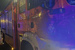 Samochód roztrzaskał się na ogrodzeniu posesji, z auta wypadł silnik...-143220