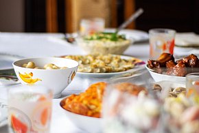 Polacy znów sięgną głębiej do kieszeni. Tyle wydają na świąteczne jedzenie-143248