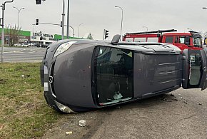 Jabłonna: Zderzenie dwóch osobówek koło Lidla. Jedno z aut przewróciło się...-143448